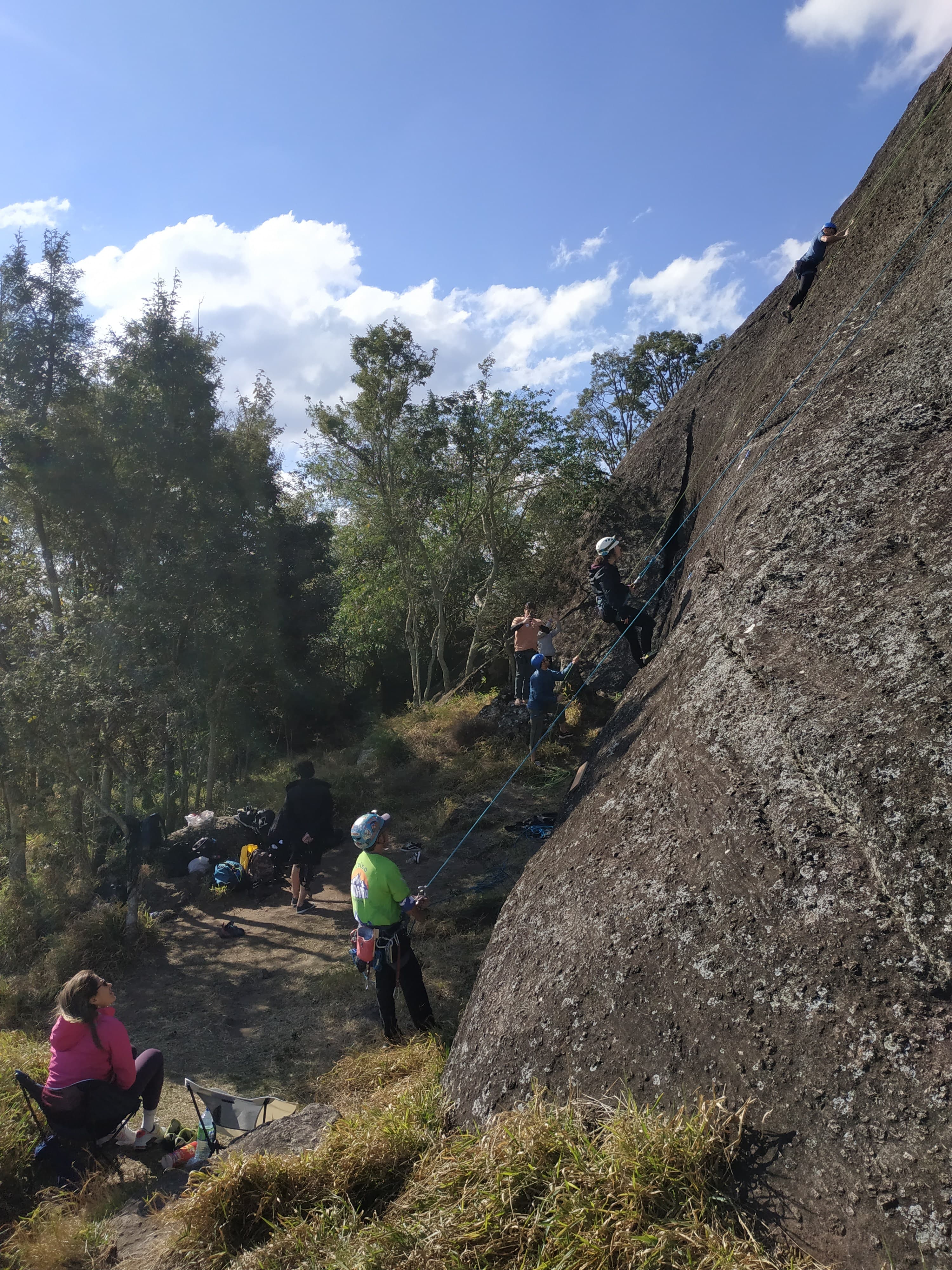 Instrutor técnico orientando aluno no batismo de escalada em rocha na Pedra do Santuário em Pedra Bela SP