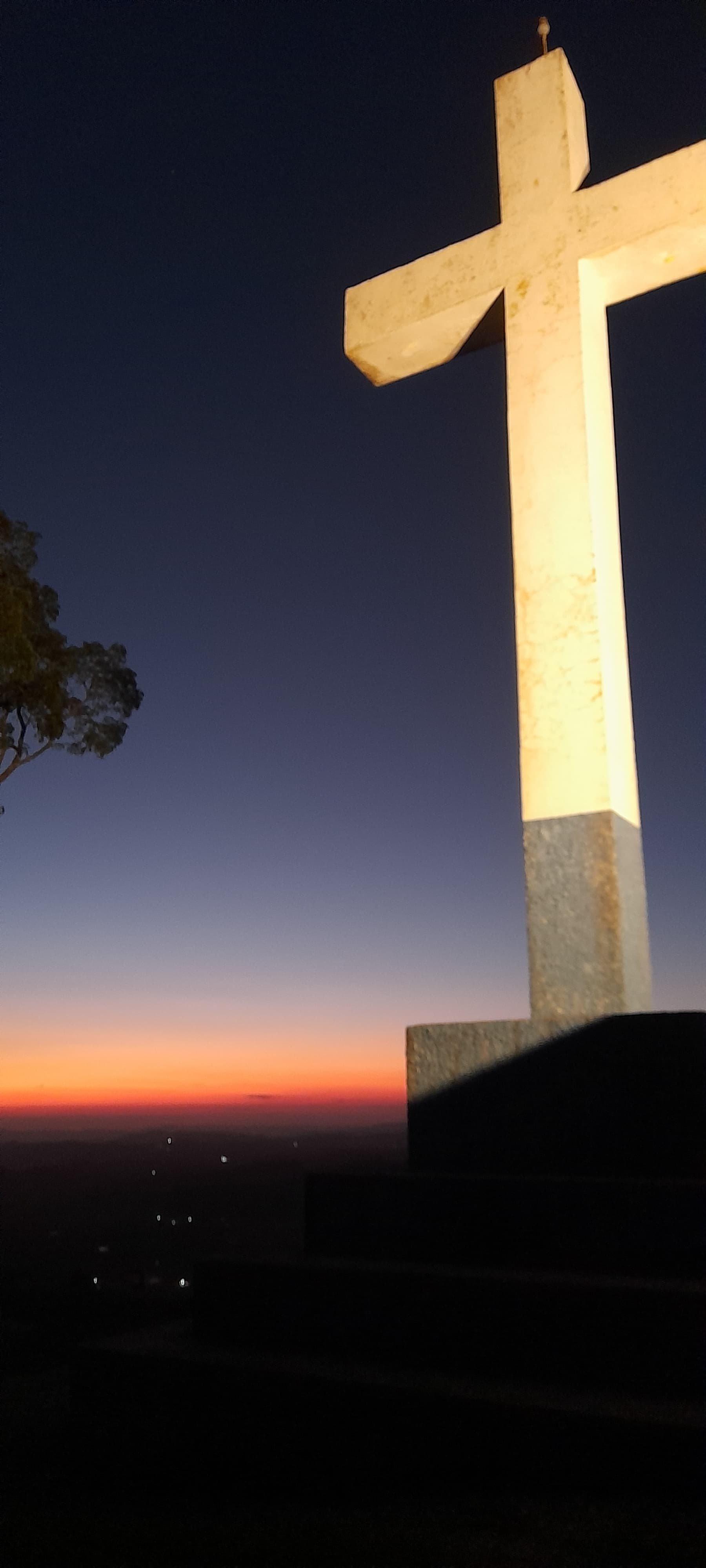 Aventureiros celebrando a conquista do cume e contemplando o pôr do sol no mirante